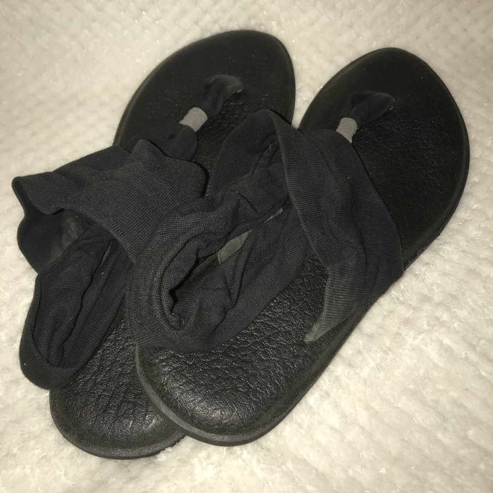 • Black Sanuks •